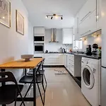 Housa - Maronique Luxury Townhouse, 650m From The