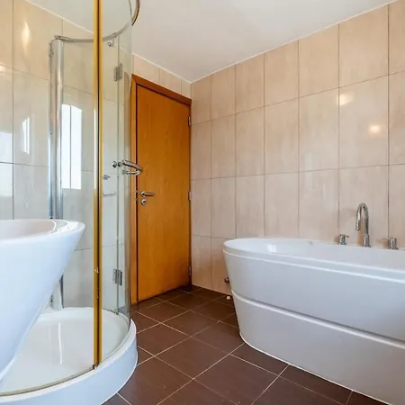 Villa Housa - Maronique Luxury Townhouse, 650m From The